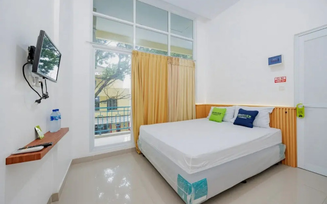 Urbanview Hotel near Exit Tol BSD