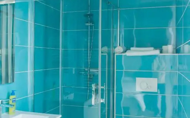Une Chambre a L'economat (Adults Only)