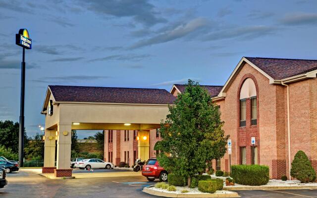 Отель Days Inn & Suites Louisville Airport SW вид на фасад