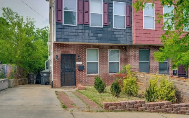 5 Mi to US Capitol: Washington DC Townhome