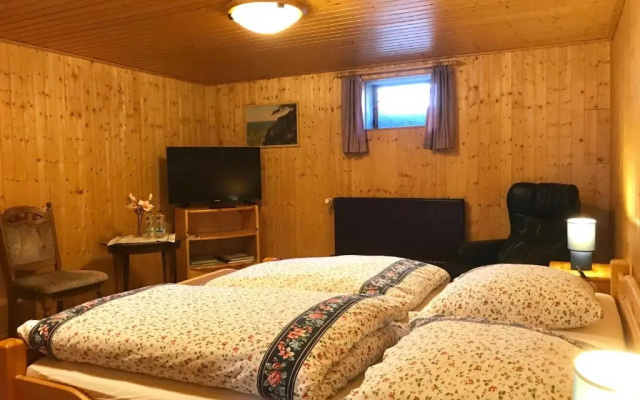 Schönes Kellerzimmer mit Bad