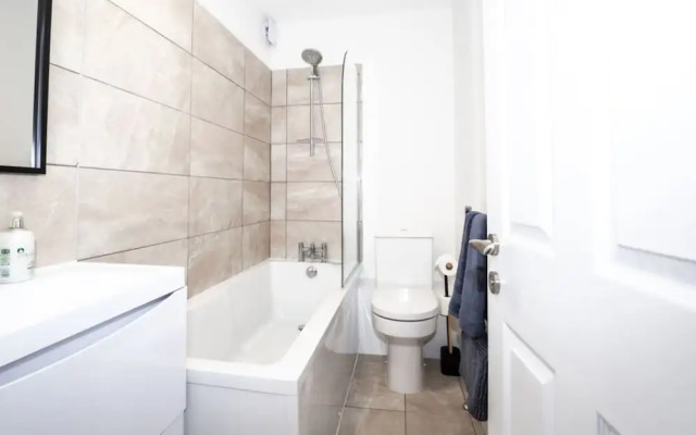 Coastal Charm 1BR Flat Near the Sea Street Parking