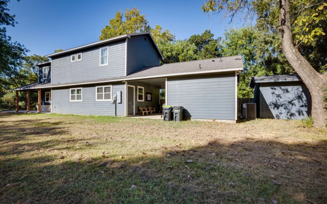 Pet-friendly Tomball Home: Walk to Main Street!