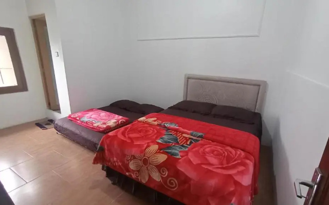 DIENG GHUZY HOUSE syariah family room 3 kamar