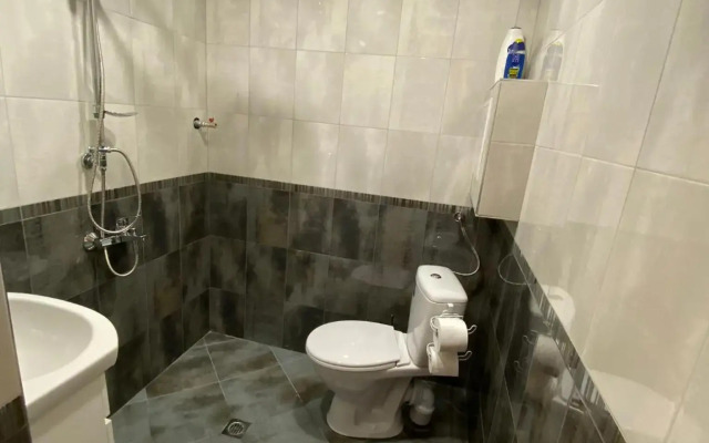 Fantastic 2 Bedroom Apartment - Top Center