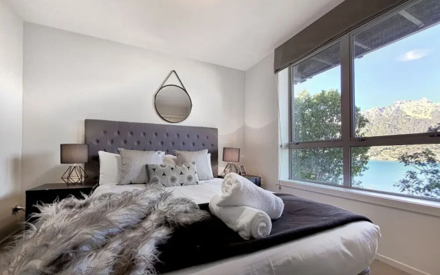 Gorgeous Lake & Mountain View Apartment