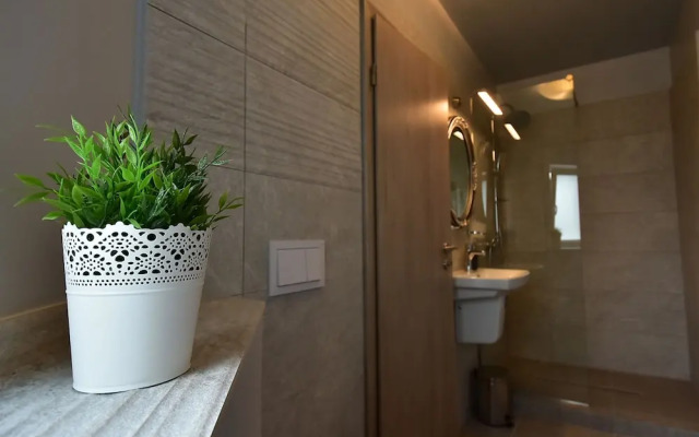 Green Wood Residence