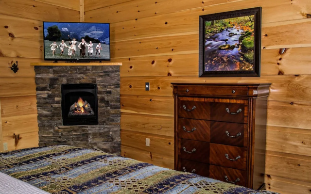 Sycamore Mansion - FourteenBedroom Cabin