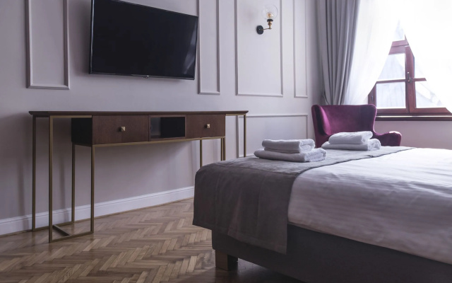 MR 3 Apartments
