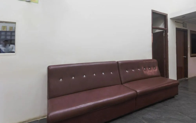 OYO 47565 Hotel Cm Residency