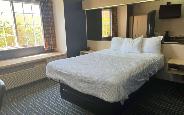 Days Inn & Suites by Wyndham Hutchinson