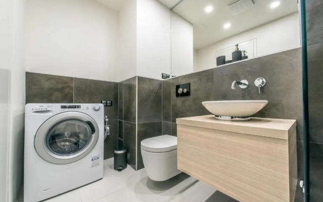Quiet & new apartment near city center with garage