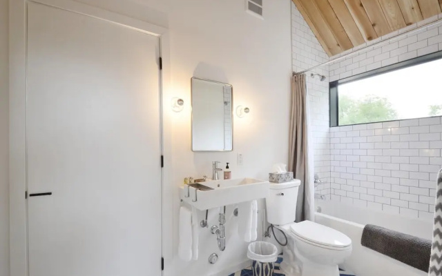 1BR SoCo Treehouse Studio by RedAwning