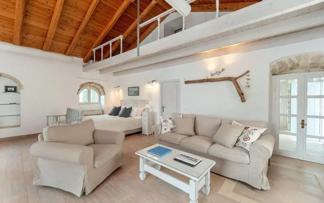 The Harbour House - Waterfront 1 Bedroom Suite