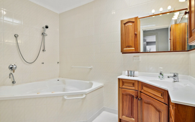 Spacious 4-bed House With Garden in Doncaster
