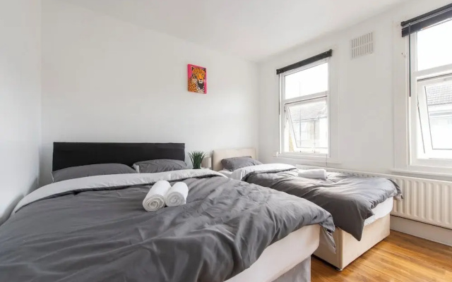 Stylish 4BR Home WiFi FreeParking