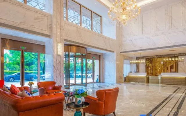 Vienna International Hotel (Chongqing Liangjiangshuitu Water and Tusiyuan Light Rail Station)