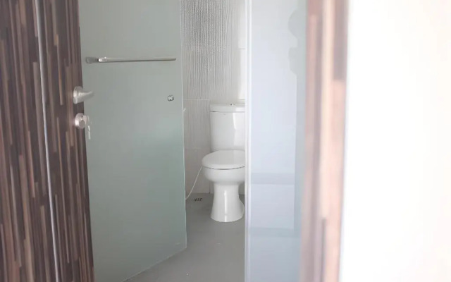 RedDoorz Plus near Mall Ciputra Jakarta