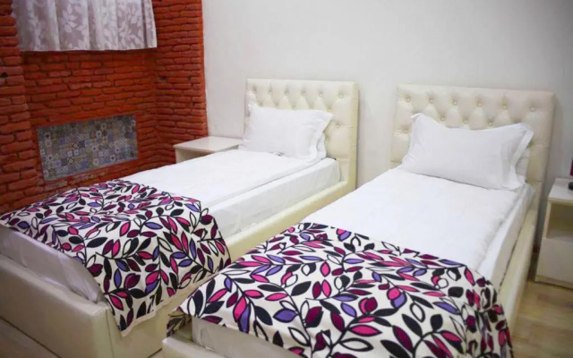 3 Rooms Hotel