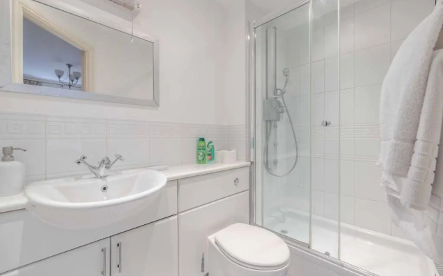 Cosy 2 Bed 2 Bath Central Windsor & Parking