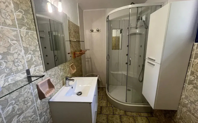 Small Holiday Home With Private Terrace and Shared Garden, Cagnes-sur-mer