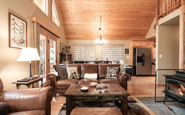 Tivoli Chalet Apartment 3 NW Comfy Cabins