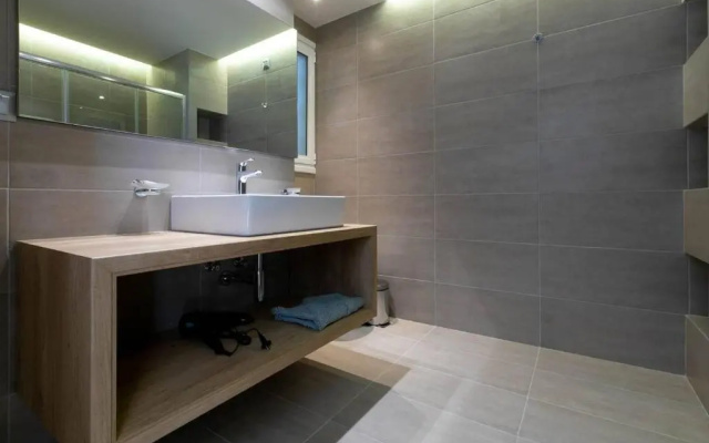 TONI'S "Aquaman" 4BD Apartment in Athens!