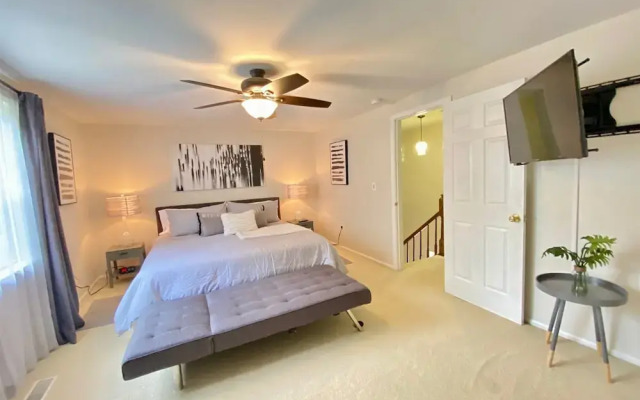 Top Rated Townhome - Our Reviews say it All. Large Discount During Pandemic. Self Checkin, Pet Friendly! Super-host Support