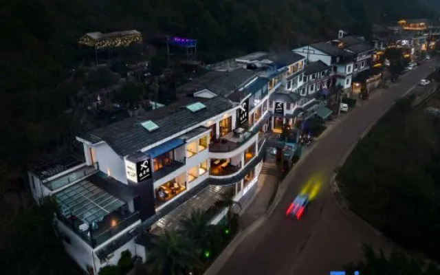 Xingyi Wanfenglin Yuejingwan Hotel