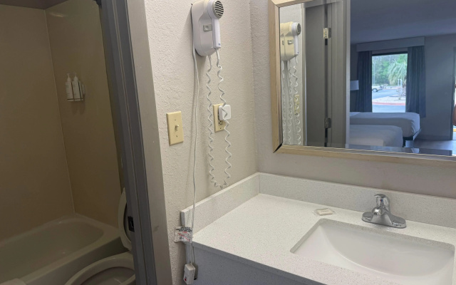 Days Inn by Wyndham Lake City I-10