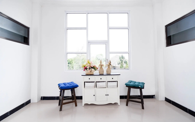 OYO 1611 Four D'home