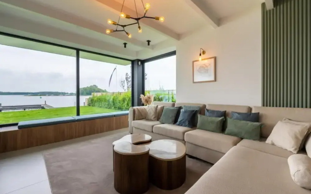 Attractive Villa With Jetty