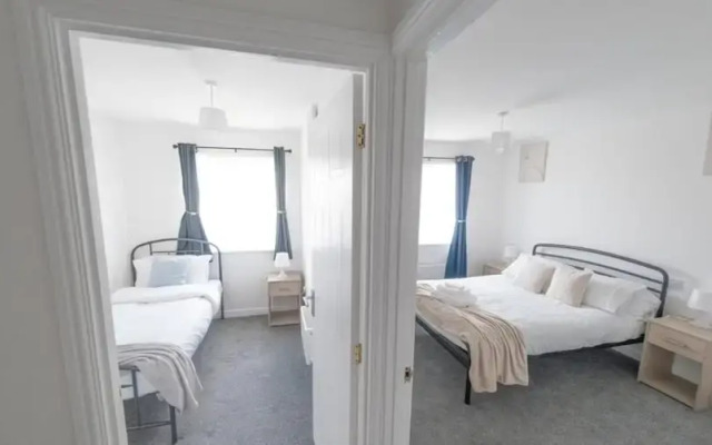 Sleeps 5 - Private Garden- Free Parking
