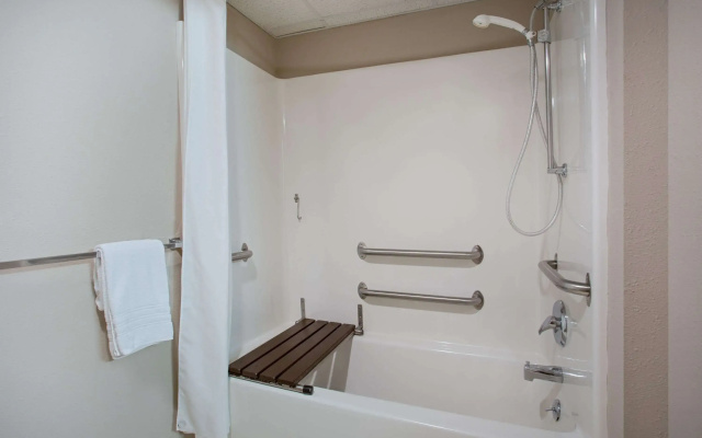 Super 8 by Wyndham Charles City