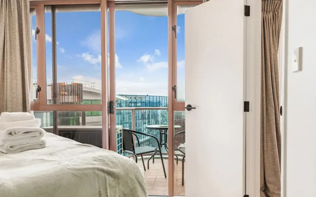 Central CBD Apt | Balcony & Style | Zodiak Stays