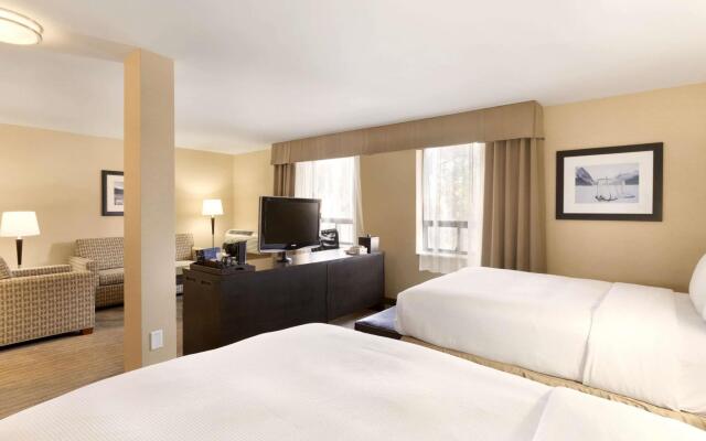 Отель Travelodge Calgary Macleod Trail Канада, Калгари - отзывы, цены и фото номеров - забронировать отель Travelodge Calgary Macleod Trail онлайн комната для гостей