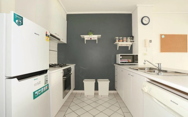Two Bedrooms near Crown with Free WiFi and Carpark