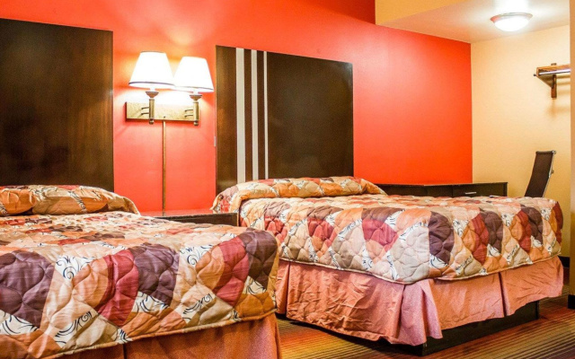 Rodeway Inn Macarthur Airport