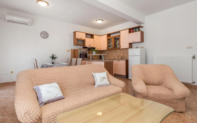 Stunning Apartment in Lopar With Wifi and 2 Bedrooms