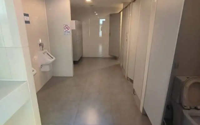 Modern Bangkok Apartment With Pool & Fitness