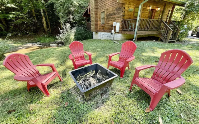 Creekside 2 Bedroom Cabin by RedAwning