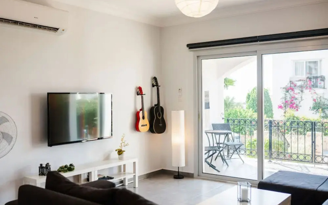 Sunny and Family Friendly Apartment Directly at the Pool