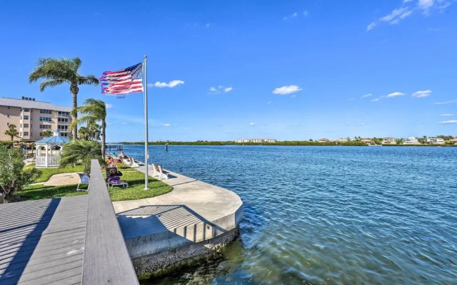 < 1 Mi to Siesta Key Beach: Condo w/ Pool