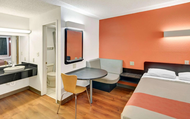 Motel 6 Lindale, TX