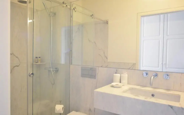 Spacious City Apartment With Modern Amenities