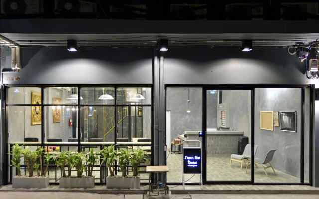 M Gray Hostel & Cafe