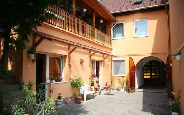 Amulett Apartmanház