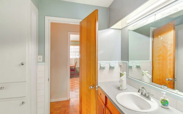 Inviting Vicksburg Home w/ Patio + Charcoal Grill!