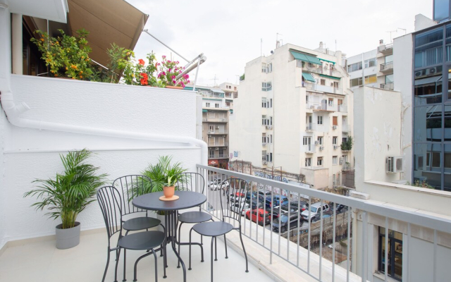 Phaedrus Living: City Luxury Flat Mavromichali