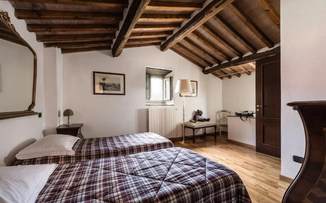 Spacious Deluxe Apartment With Private Garden